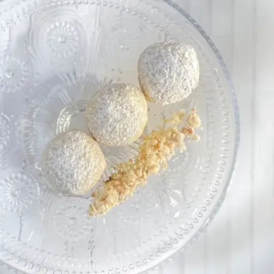 Greek shortbread snowballs
